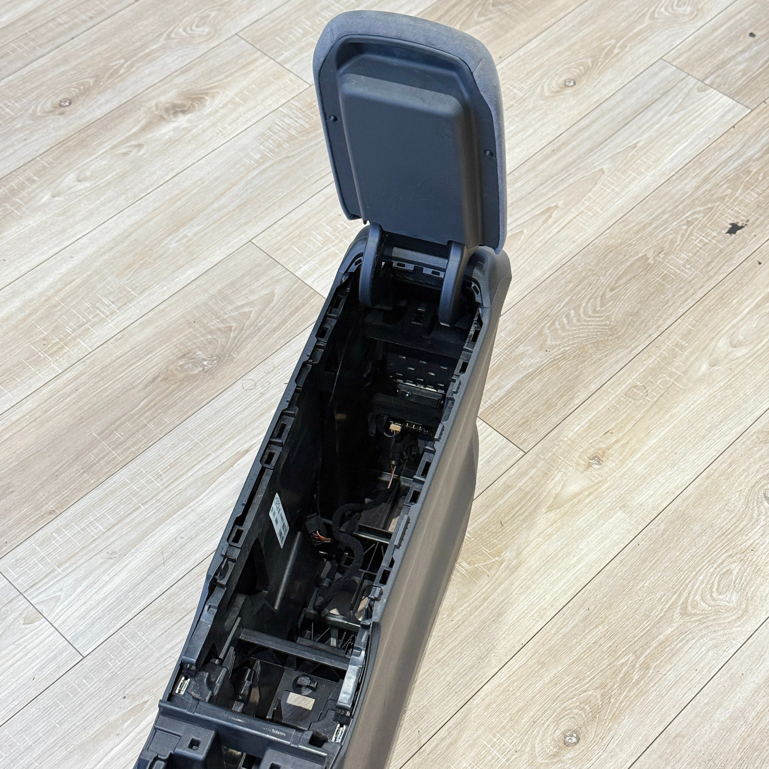 CUPRA BORN 2023 CENTRE CONSOLE 10E863242D