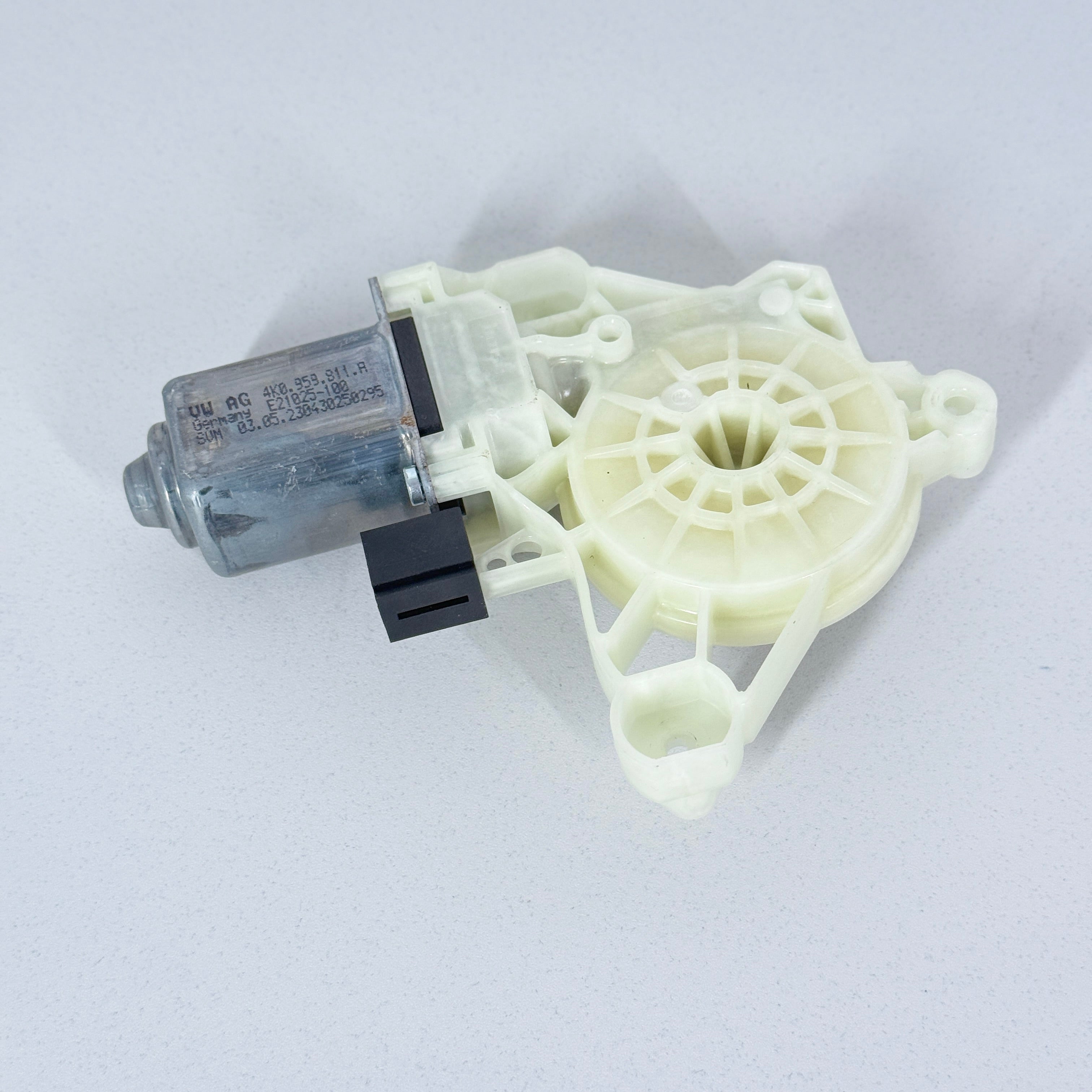 BORN WINDOW REGULATOR MOTOR 4K0959812A